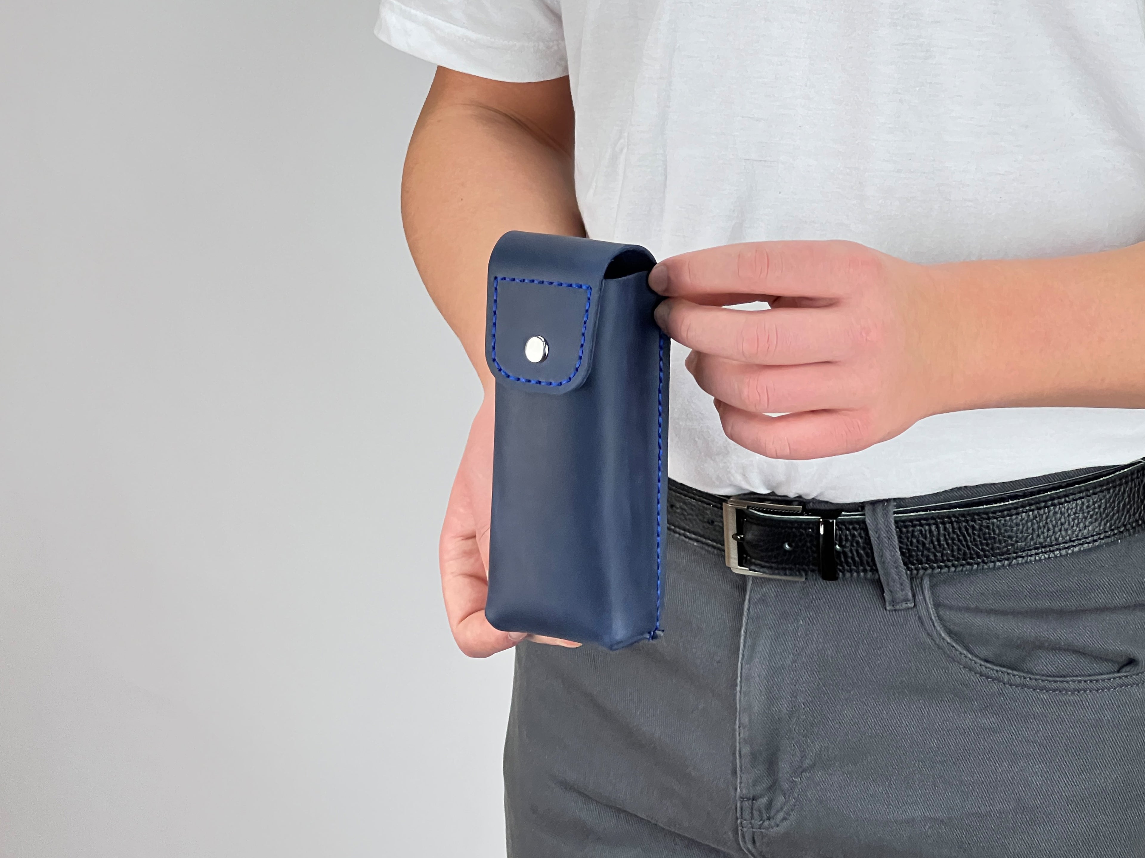 Étui à lunettes en cuir avec passant de ceinture | Pochette à lunettes de lecture faite main | Étui à lunettes de soleil gravé | Support de lunettes de taille personnalisé à fermeture magnétique