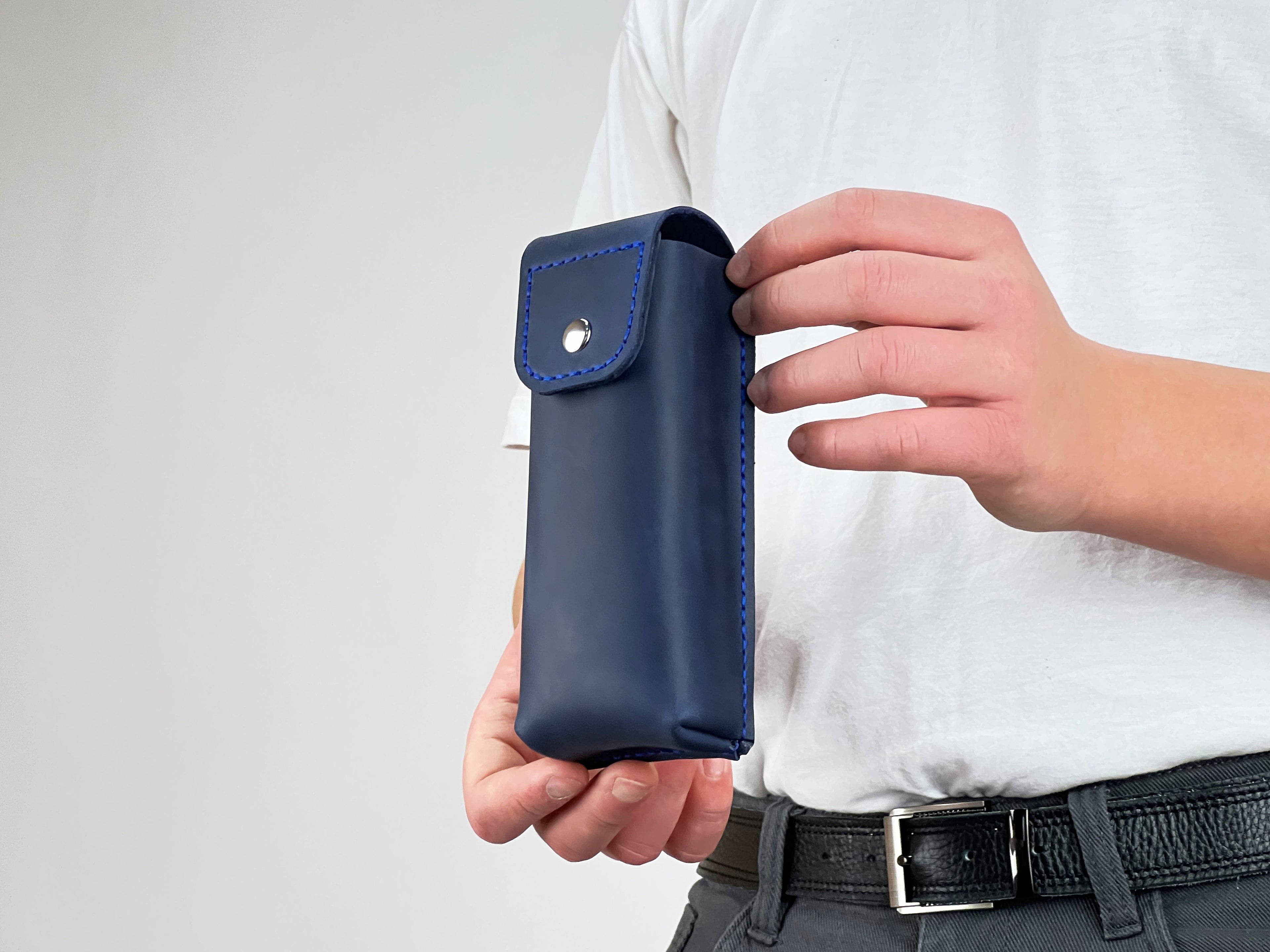 Étui à lunettes en cuir avec passant de ceinture | Pochette à lunettes de lecture faite main | Étui à lunettes de soleil gravé | Support de lunettes de taille personnalisé à fermeture magnétique