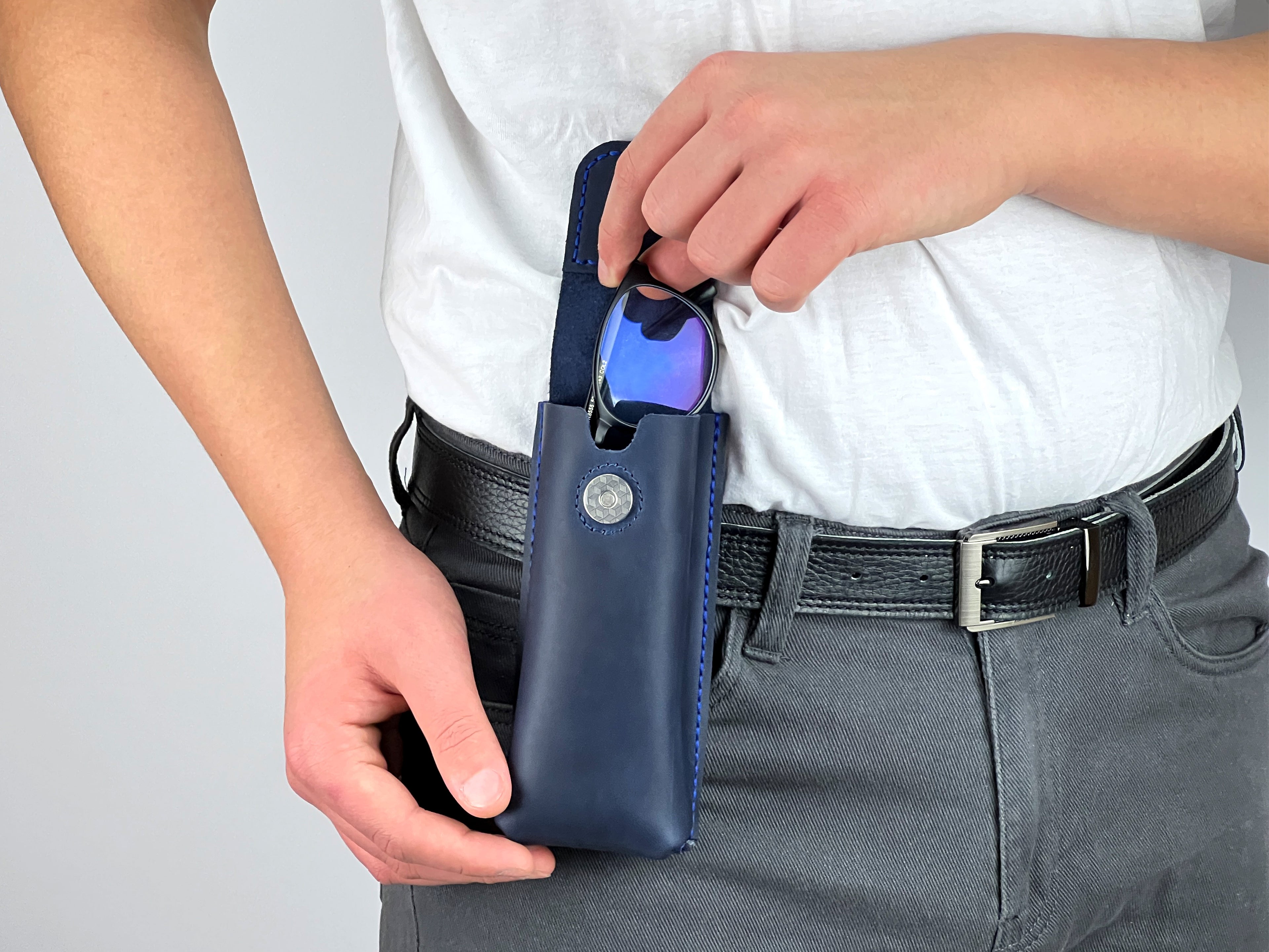 Étui à lunettes en cuir avec passant de ceinture | Pochette à lunettes de lecture faite main | Étui à lunettes de soleil gravé | Support de lunettes de taille personnalisé à fermeture magnétique